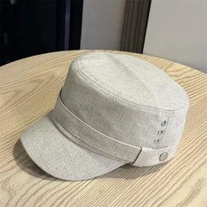 Beige Leinen Flache Kadettenmuetze Detail mit Metalloesen und Knopfdekoration.
