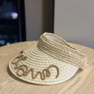 Handgefertigter Stroh Sonnenhut Visier mit Blumen und Buchstaben fur fur Damen im Sommer.