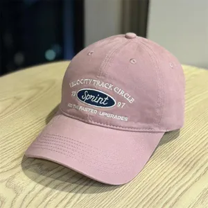 Vista detallada de una gorra de beisbol rosa de tendencia con elegante bordado para uso diario.