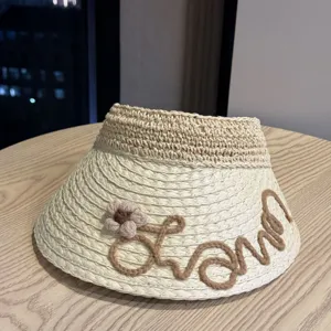 Sommer handgemachte Stroh Sonnenblende Hut mit Häkelblume und Schreibschrift Stickerei