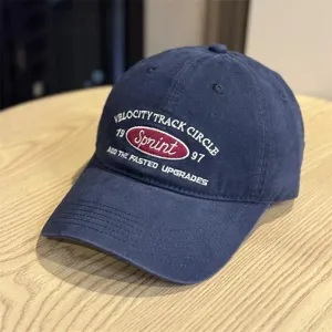 Gorra de béisbol azul oscura con elegante bordado frontal, diseño suave para uso diario.