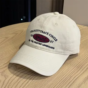 Gorra de béisbol clásica en beige con bordado de letras al frente, elegante y casual.
