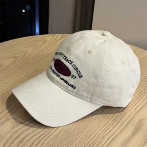 Gorra de béisbol blanca informal con elegante bordado de letras, diseño suave y versátil.