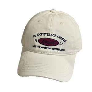 Gorra de beisbol blanca informal con letras bordadas, sombrero de sol suave.