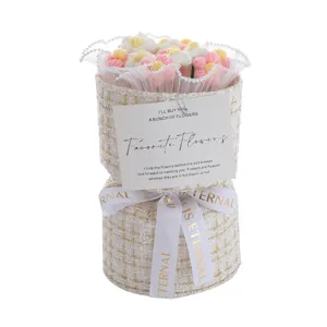 Ramo de flores tejido a mano con caja de regalo de tweed para regalo de San Valentín ideal