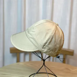 Sombrero de sol beige con ala corta y cordones ajustables traseros para mujer verano