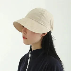 Sombrero de sol informal para mujer en tejido de secado rápido con cordón ajustable.