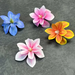 Testine di fiori artificiali per lavori fai da te, decorazioni floreali e spille artigianali.