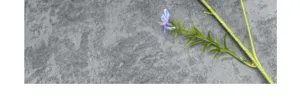 Detalle de flores artificiales con tallos verdes realistas y pétalos azules para decoración.