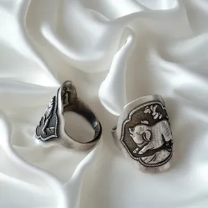 Detailweergave van de handgemaakte zilveren dierenriem varken ring in retro stijl.