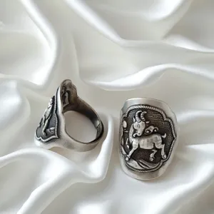Close-up van handgegraveerde sterling zilveren dierenriem geit ring in retro stijl.