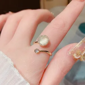 Nahaufnahme des eleganten roségoldenen drehbaren Rings mit funkelnden Zirkoniasteinen.