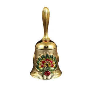 Cloche à main en métal vintage avec motif de paon exquis, idéale pour restaurant ou déco.