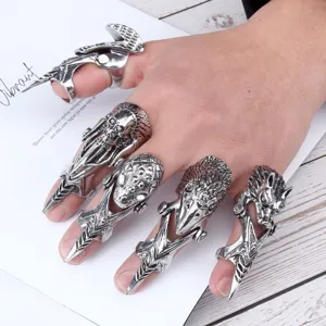 Gedetailleerd shot van vintage punk gotische metalen volledige vinger gewrichtsringen.