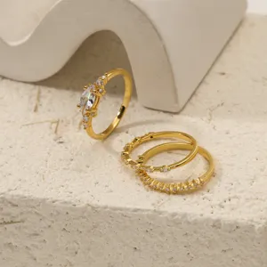 Primo piano dettagliato dell'elegante set di anelli placcati in oro a tre pezzi con zirconi.