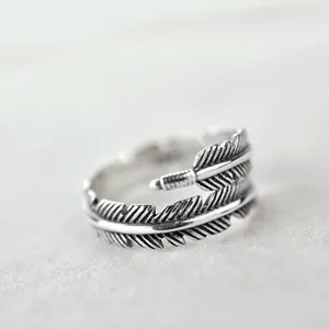 Bague enveloppante plume argente vintage pour femmes hommes bijoux retro ajustables.