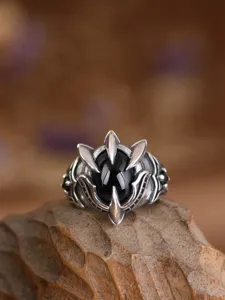 Vintage style eagle claw black stone ring detail view for men and women fashion