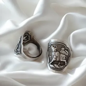 Gedetailleerde close-up van vintage zilveren dierenriem os ring met prachtige gravure.