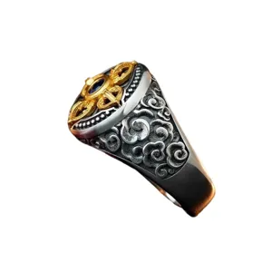 Detailansicht retro tibetischer Kreuz Vajra Ring Herren breiter blauer Stein Vintage.