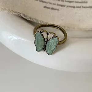 Detailaufnahme des vintage grünen Schmetterlingsrings, retro bronze offener Ring.