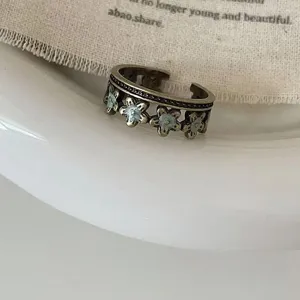 Antiker bronzefarbener offener Blumenring mit hellblauen Emaille-Details fuer Damen.