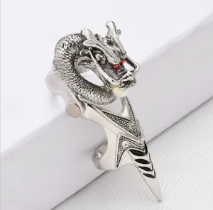 Vintage punk draak gewricht ring met rode ogen en klauw pantser detail voor rock stijl sieraad.