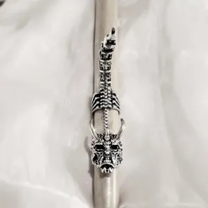Close-up detailopname van gotische punk zilveren skelet draak multi-gewricht ring rock stijl.