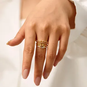 Set di anelli impilabili placcati in oro a quattro pezzi con zirconi e delicati dettagli.