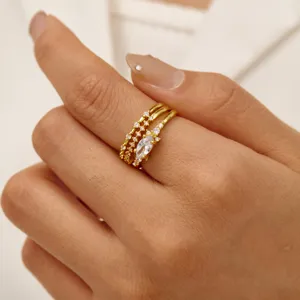 Set di anelli impilabili dorati a tre pezzi con zircone marquise per fidanzamento nozze.