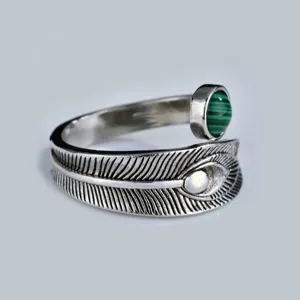 Bague ouverte plume argentée vintage avec détail de pierre malachite verte pour femmes et hommes.