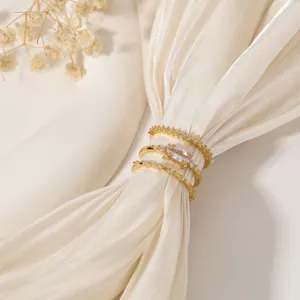 Set di tre anelli placcati in oro con zirconi scintillanti, eleganti gioielli da donna.