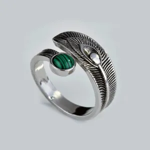 Bague ouverte plume argentée vintage avec pierre verte, bijou de doigt style hip hop.
