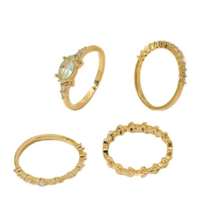 Elegante set di 4 anelli placcati in oro con zirconi cubici e pietra verde a navetta da donna.