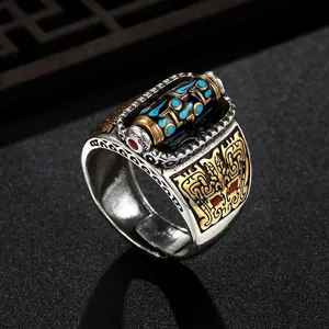 Détail de la bague pour homme rétro avec perle Dzi rotative et motifs sculptés fins.