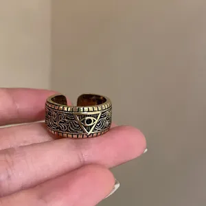 Vintage gouden open ring met oog van de voorziening en sierlijke krulmotieven dames