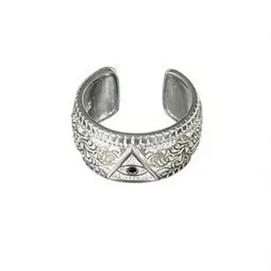 Vintage zilveren open ring met alziend oog en krulwerk design voor dames mode sieraden.