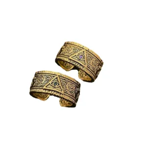 Gedetailleerd overzicht van vintage gouden open ringen met sierlijke arabesken en het alziende oog.