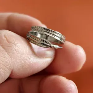 Nahaufnahme Detail des Vintage Thai Silber Feder Wickelring mit feinen geschnitzten Mustern.
