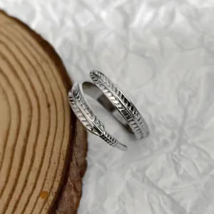 Detailaufnahme des Thai Silber Federrings, verstellbarer offener Herrenschmuck Ring.