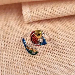 Primer plano de anillo abierto carpa koi de plata tailandesa retro con esmalte.