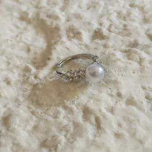 Bague élégante en argent avec perle et zircon pour femme, bijou de mode coréenne chic.