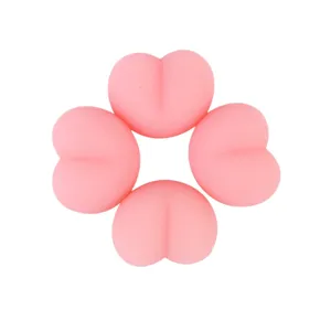 Détail de jouet squishy cœur rose doux, rebond lent, article mignon anti-stress de bureau.
