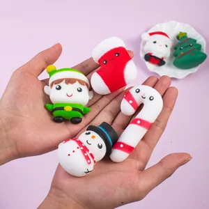 Gros plan détaillé de charmants squishies de Noël, accessoires de fête à rebond lent.