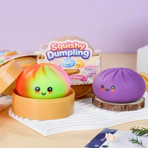 Gros plan sur le jouet dumpling squishy montrant sa texture douce et ses couleurs vives.