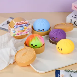 Vue détaillée de jolis jouets squishy colorés en forme de dumpling dans mini-cuiseurs.