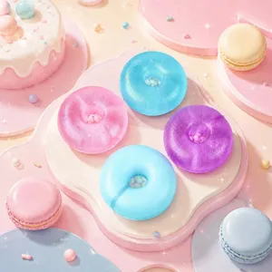 Λεπτομερής λήψη πολύχρωμων παιχνιδιών squishy ντόνατ και μακαρόν για άμεση χαλάρωση.