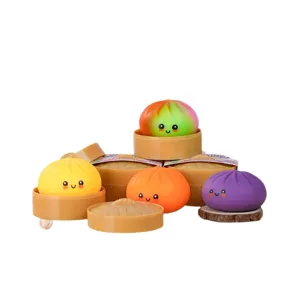 Joli jouet anti-stress dumpling avec mini cuiseur vapeur, jouet sensoriel coloré pour enfants.