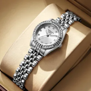 Primer plano detallado del reloj de cuarzo para mujer plateado con pedrería.