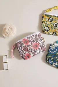 Vue détaillée d'une mini trousse de maquillage zippée en coton à imprimé floral rétro.