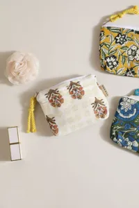 Vue détaillée de la pochette zippée en coton à fleurs vintage, design compact de trousse.